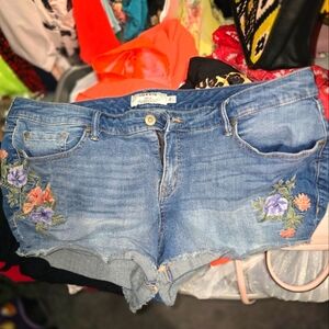 Torrid 2018 Floral Embroidered Denim Shorts Size 20